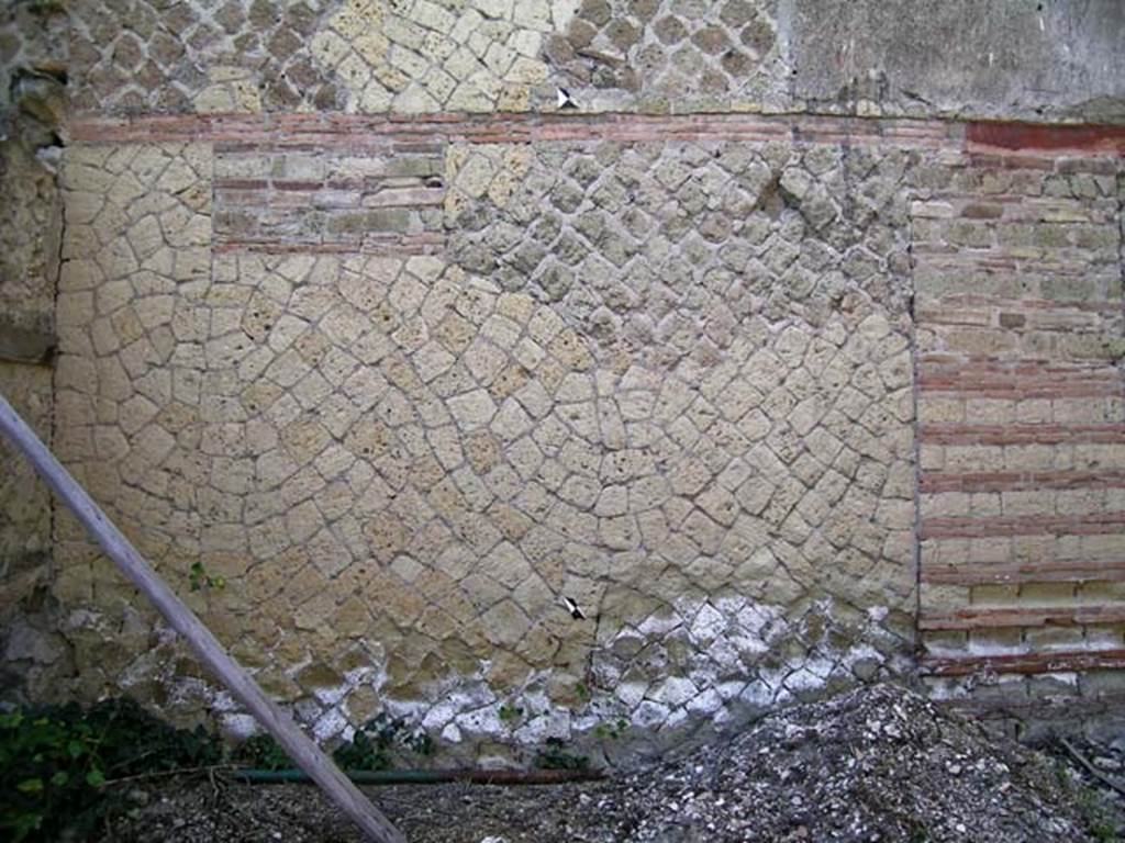 V.15, Herculaneum, May 2004. Peristyle, detail of west wall.
(described by Monteix as “peristyle baie 4” - Peristyle, “blocked/filled” opening 4).
Photo courtesy of Nicolas Monteix.